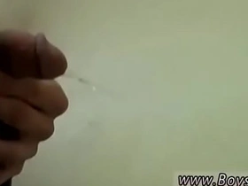 Amateur gay twinks engage in piss play