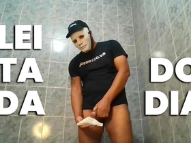 Gay masturbation session with a relaxing twist